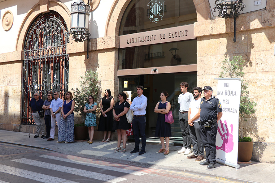 Silenci a les portes dels edificis municipals pels presumptes assassinats masclistes perpetrats a Màlaga i Alacant