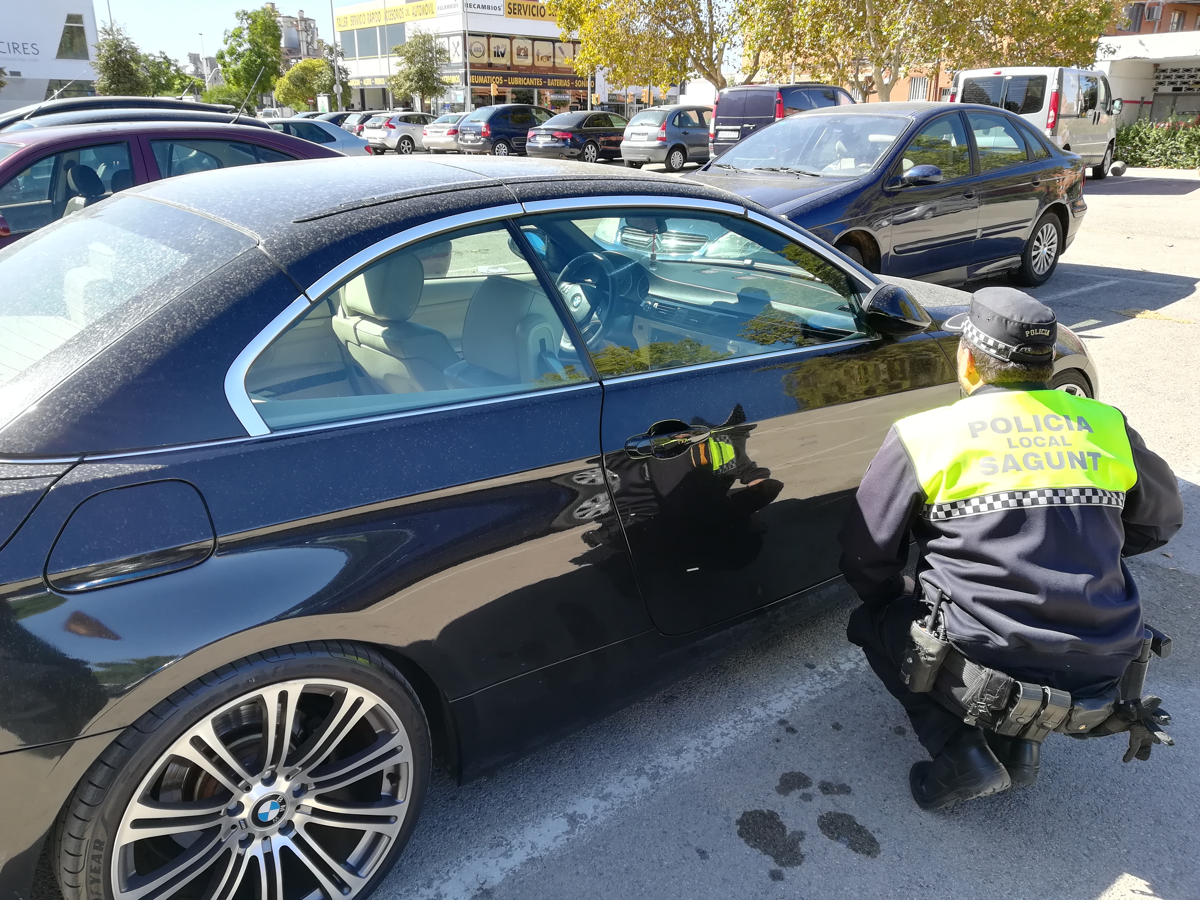 Agents de la Policia Local de Sagunt detenen a un conductor que, presumptament, va atropellar a un vianant i va fugir després de deixar-lo mal ferit