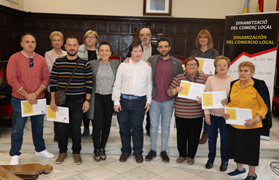 L'alcalde de Sagunt i la regidora de Comerç entreguen els premis del sorteig de la Campanya de Promoció del Comerç Local 2019