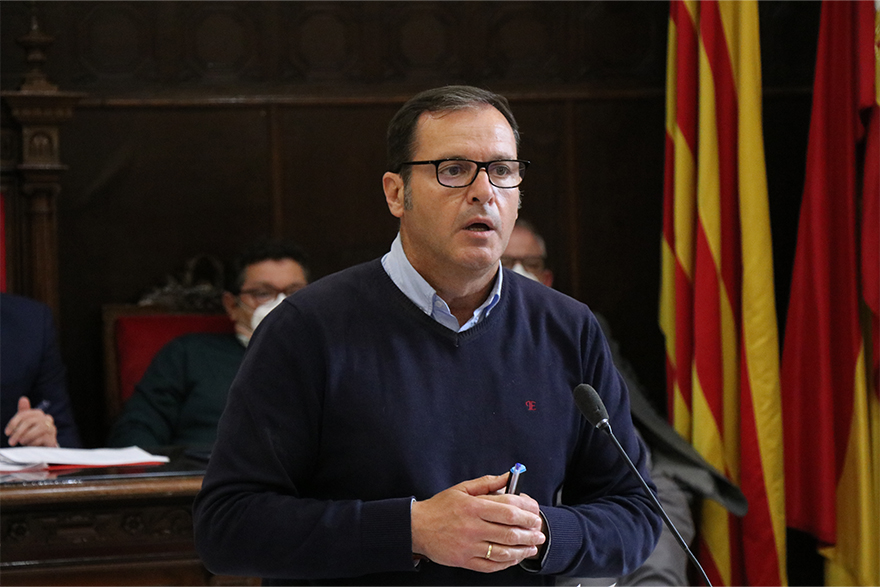 El Pleno acuerda instar al Consell a consensuar con el sector turístico un plan urgente para impulsar el sector