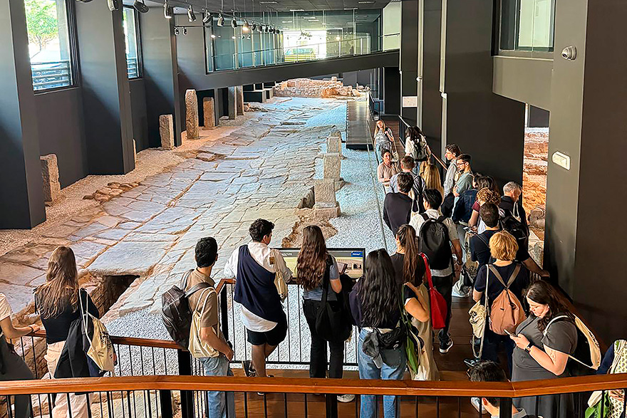 Los monumentos saguntinos reciben la visita de un grupo internacional de estudiantes de conservación del patrimonio
