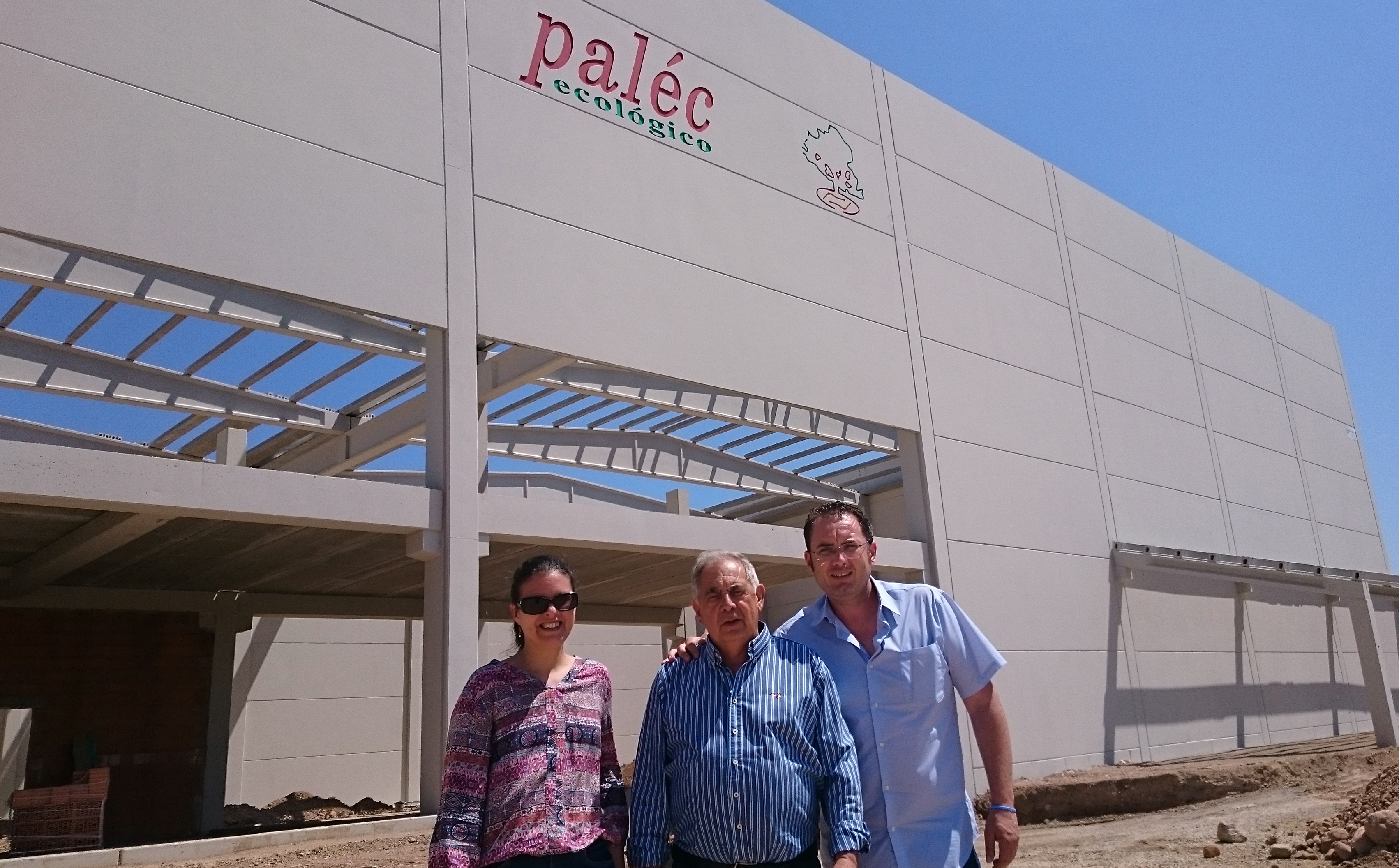 La delegada de Presidència i l'edil d'Indústria visiten les obres de l'empresa Paléc Ecológico