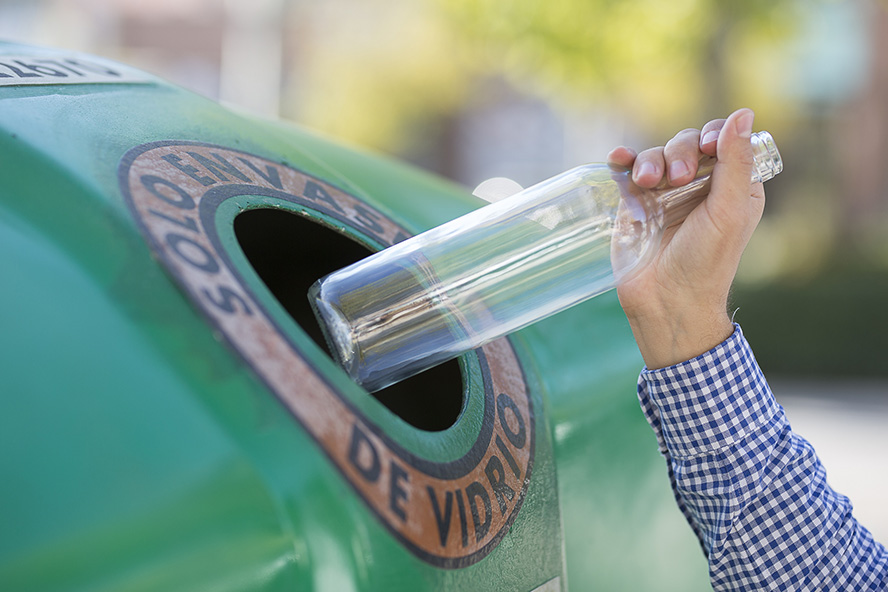 La campaña de educación ambiental ‘ecoBarrios’ sobre los nuevos contenedores de vidrio comienza en Sagunto 
