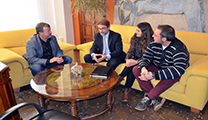 El alcalde de Sagunto, Francesc Fernàndez, recibe al Cónsul francés en Valencia, Pablo Broseta, en el Ayuntamiento de Sagunto